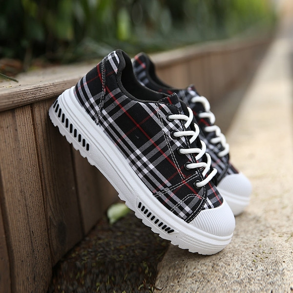 Stílusos női cipő fűzővel, két színben