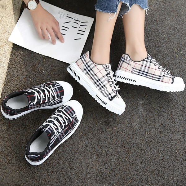 Stílusos női cipő fűzővel, két színben