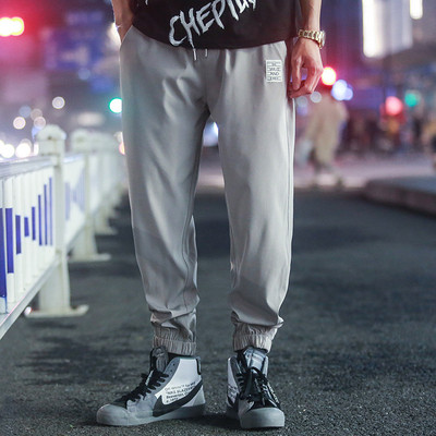Спортен мъжки панталон в сив цвят с емблема