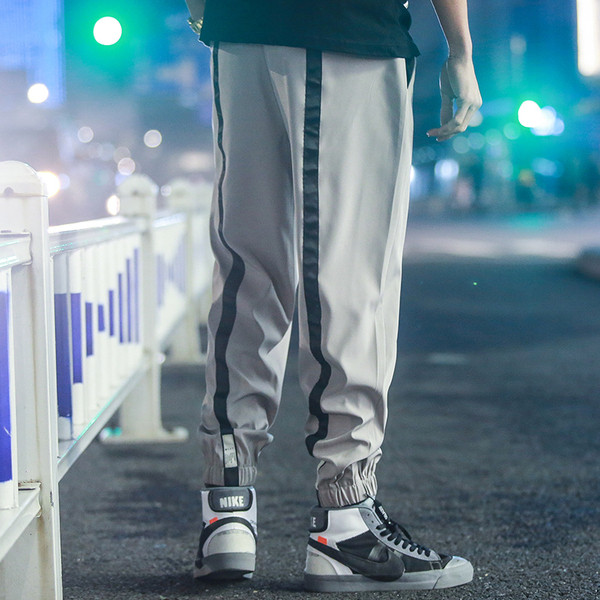 Szürke férfi sportnadrág emblémával