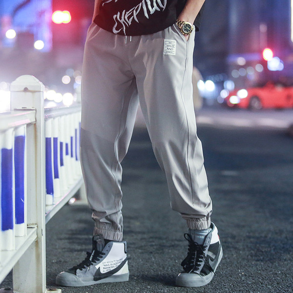 Szürke férfi sportnadrág emblémával