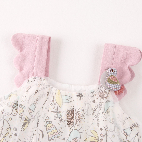 Jelenlegi gyerekruha kék és rózsaszín pántokkal