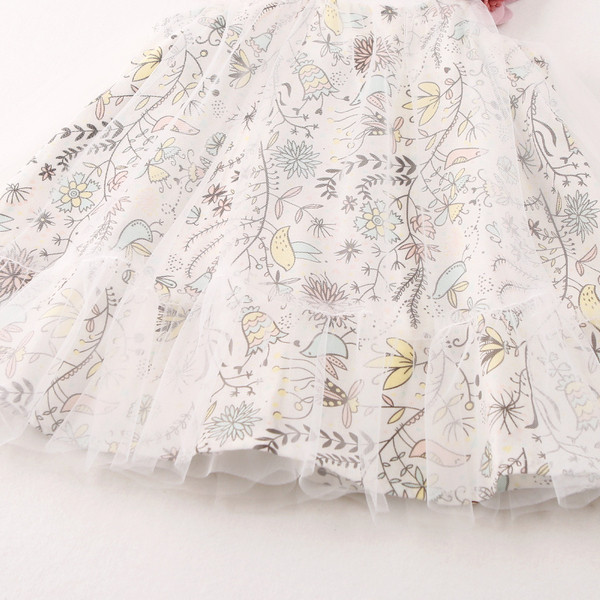 Jelenlegi gyerekruha kék és rózsaszín pántokkal