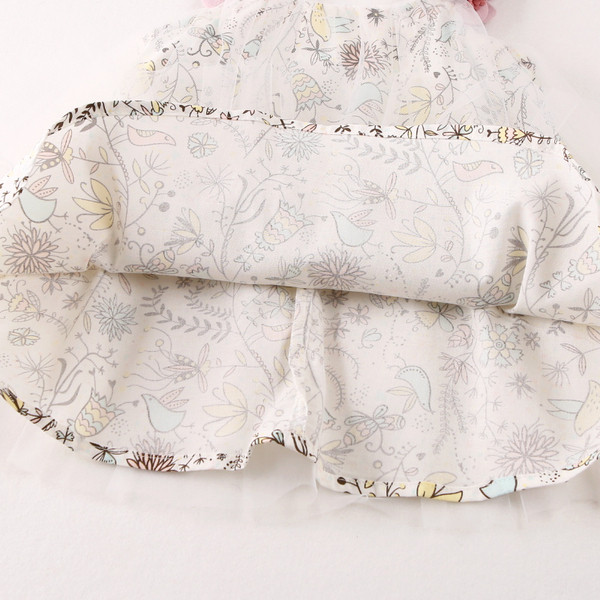 Jelenlegi gyerekruha kék és rózsaszín pántokkal