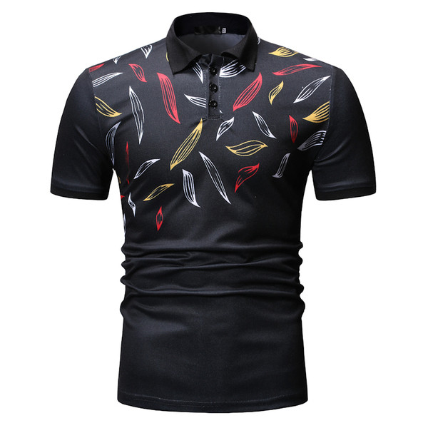 Férfi póló gallérral és színes nyomattal fekete és kék színben