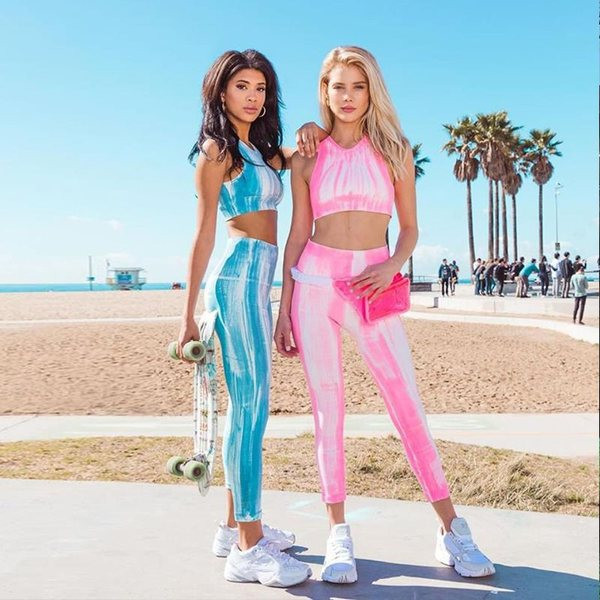 Echipa sportivă și zilnică feminină în două părți în două culori