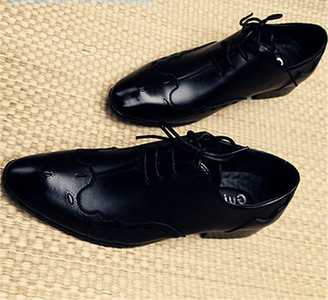 Pantofi moderni pentru bărbați în negru cu șireturi