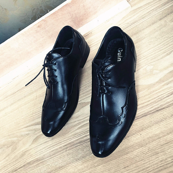 Pantofi moderni pentru bărbați în negru cu șireturi