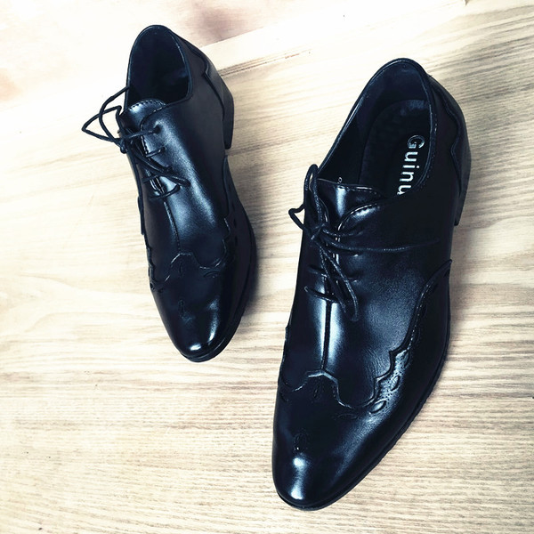 Pantofi moderni pentru bărbați în negru cu șireturi