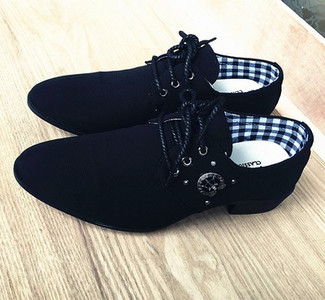 Modern férfi cipő két színben, fém elemmel