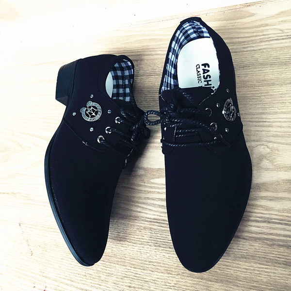 Modern férfi cipő két színben, fém elemmel