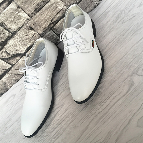 Pantofi stilați pentru bărbați în alb-negru cu șireturi