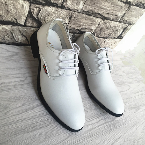 Pantofi stilați pentru bărbați în alb-negru cu șireturi