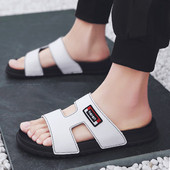 Μοντέρνες παντόφλες ανδρικές σε λευκό και μαύρο χρώμα με έμβλημα