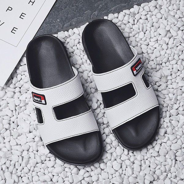 Μοντέρνες παντόφλες ανδρικές σε λευκό και μαύρο χρώμα με έμβλημα