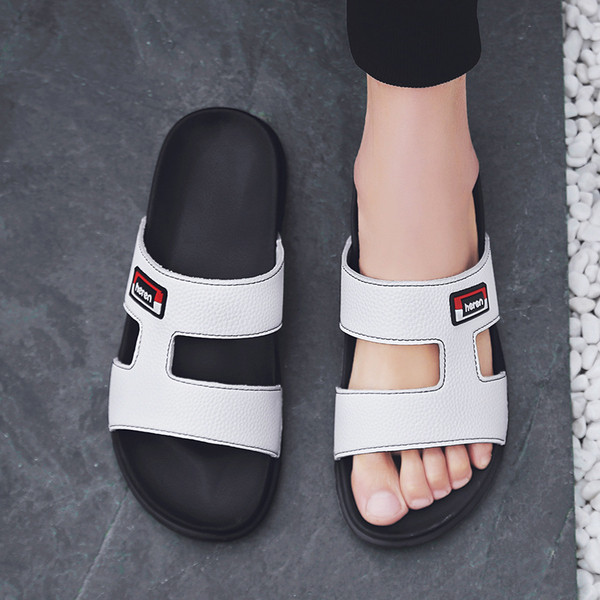 Μοντέρνες παντόφλες ανδρικές σε λευκό και μαύρο χρώμα με έμβλημα