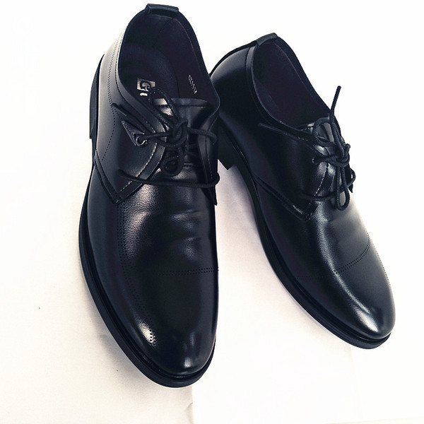 Modern férfi cipő fekete színben, fém elemmel