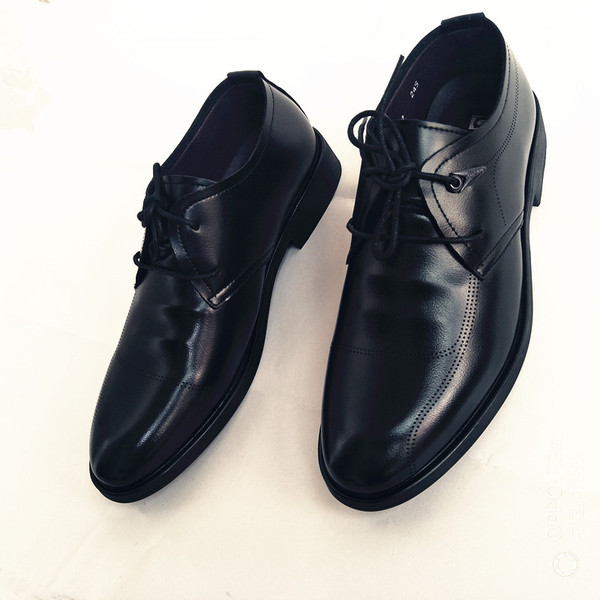 Modern férfi cipő fekete színben, fém elemmel