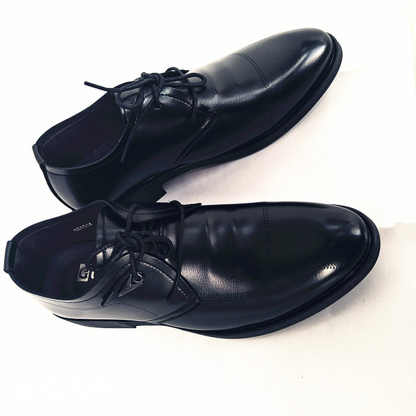 Modern férfi cipő fekete színben, fém elemmel