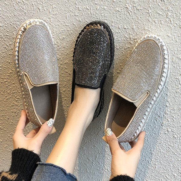 Mocasini de dama actuali cu efect stralucitor in alb-negru