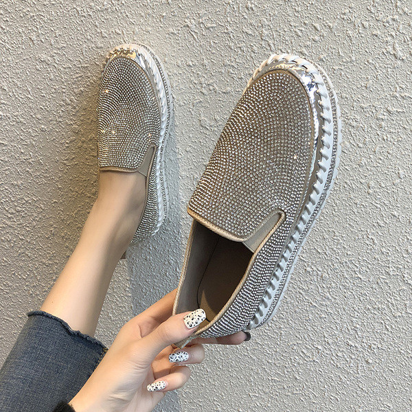 Mocasini de dama actuali cu efect stralucitor in alb-negru