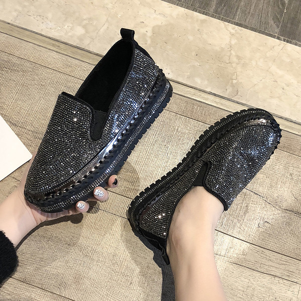 Mocasini de dama actuali cu efect stralucitor in alb-negru