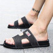 Modern férfi papucs kék és fekete színben, emblémával