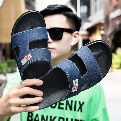 Modern férfi papucs kék és fekete színben, emblémával