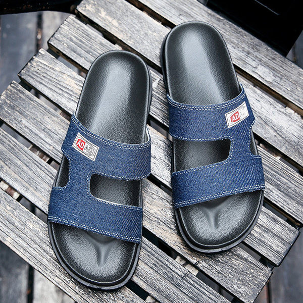 Modern férfi papucs kék és fekete színben, emblémával