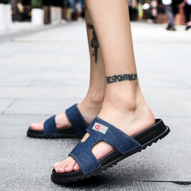 Modern férfi papucs kék és fekete színben, emblémával