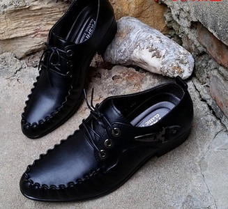 Μοντέρνα ανδρικά υποδήματα σε δύο χρώματα με κορδόνια και μεταλλικό στοιχείο