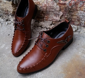 Μοντέρνα ανδρικά υποδήματα σε δύο χρώματα με κορδόνια και μεταλλικό στοιχείο