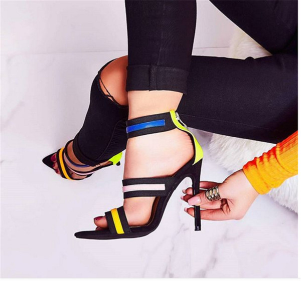 Model nou de pantofi de dama cu toc in negru cu bretele colorate