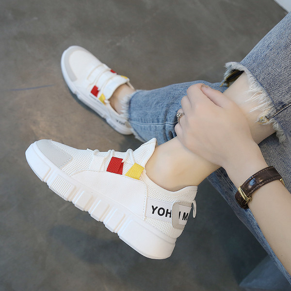 Καθημερινά γυναικεία αθλητικά παπούτσια από οικολογικό δέρμα σε μαύρο και άσπρο χρώμα