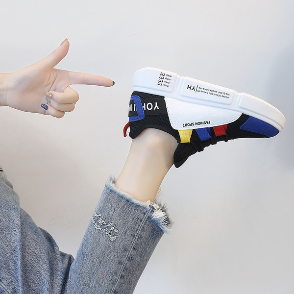 Καθημερινά γυναικεία αθλητικά παπούτσια από οικολογικό δέρμα σε μαύρο και άσπρο χρώμα