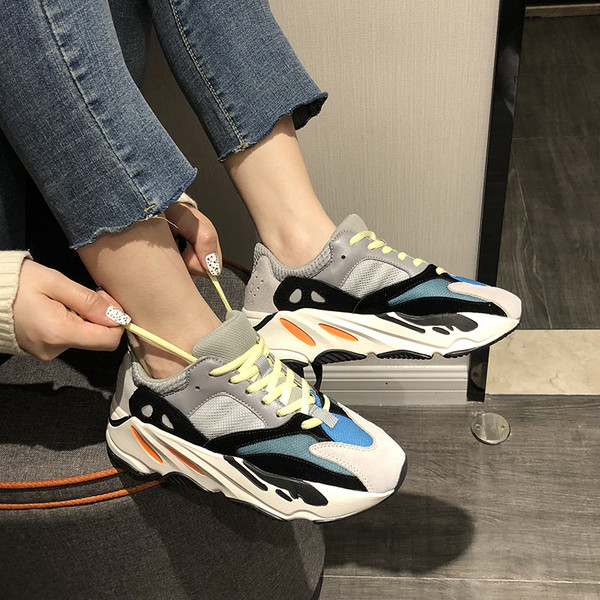 Γυναικεία αθλητικά παπούτσια με ψηλή πλατφόρμα 