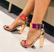 Μοντέρνα γυναικεία σανδάλια με χοντρό τακούνι σε χρυσό χρώμα