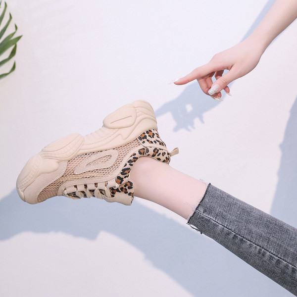 HIT Modern női tornacipő bézs színben, leopárd mintával