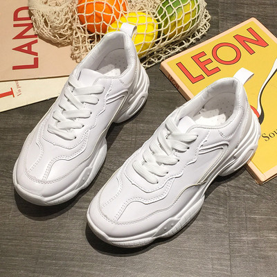 Κομψά γυναικεία πάνινα παπούτσια σε λευκό και μπεζ χρώμα