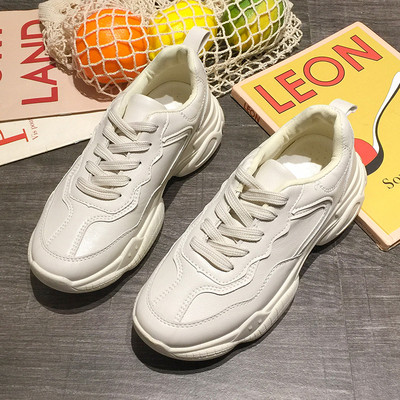 Κομψά γυναικεία πάνινα παπούτσια σε λευκό και μπεζ χρώμα