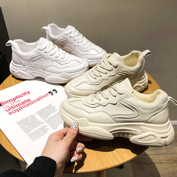 Κομψά γυναικεία πάνινα παπούτσια σε λευκό και μπεζ χρώμα