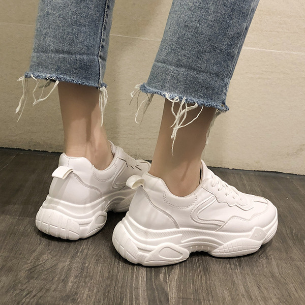 Κομψά γυναικεία πάνινα παπούτσια σε λευκό και μπεζ χρώμα