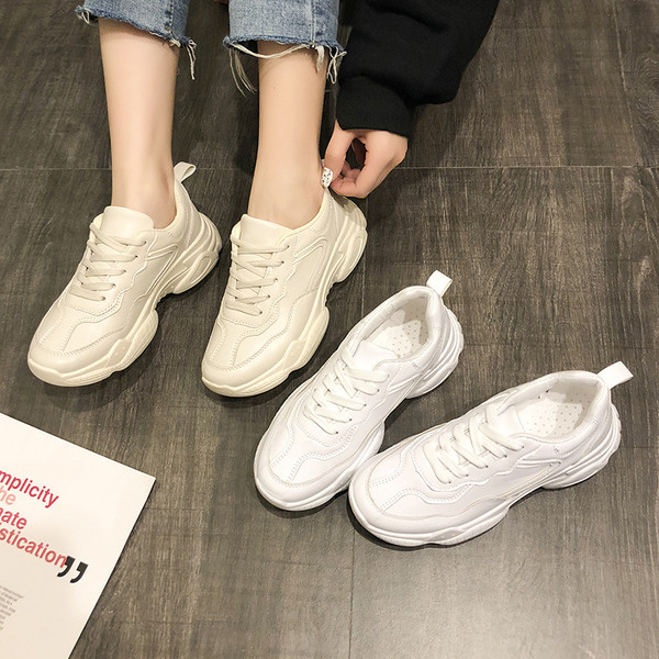 Κομψά γυναικεία πάνινα παπούτσια σε λευκό και μπεζ χρώμα