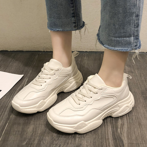 Κομψά γυναικεία πάνινα παπούτσια σε λευκό και μπεζ χρώμα