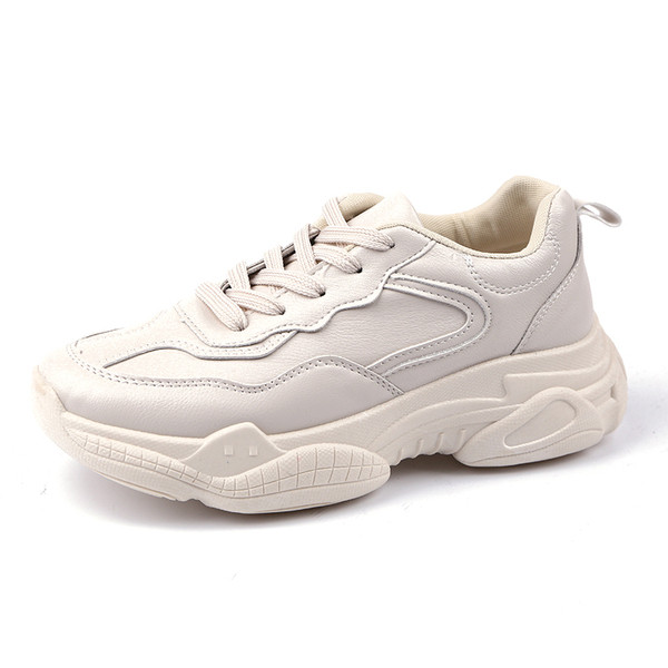 Κομψά γυναικεία πάνινα παπούτσια σε λευκό και μπεζ χρώμα