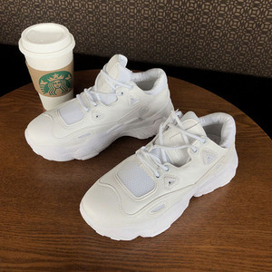 Három színben fűzős női sportcipő