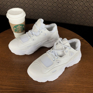 Három színben fűzős női sportcipő