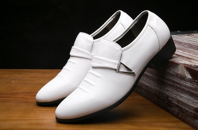 Modern férfi cipő fehér színben, fém díszítéssel