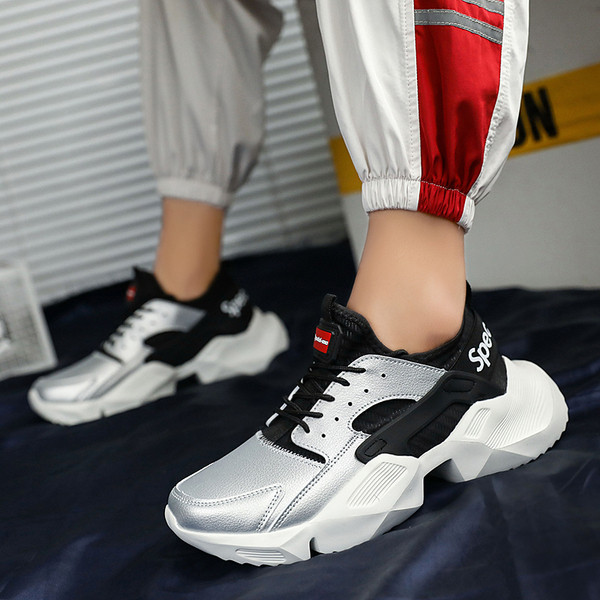 Modern férfi tornacipő új modellje három színben