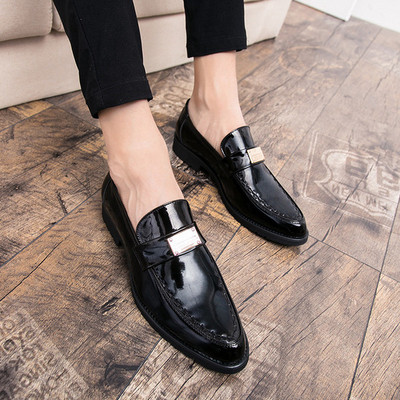 Μοντέρνα ανδρικά μοκασίνια με μεταλλικά στοιχεία σε μαύρο χρώμα